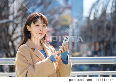 操作智能手機的中年婦女。 111117852