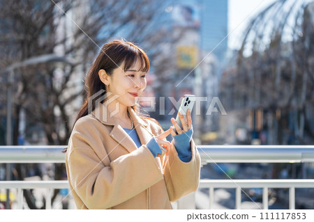 操作智能手機的中年婦女。 111117853