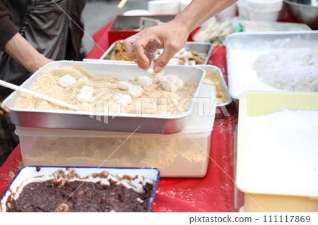 將配料加入新鮮製作的麻糬中 將配料加入新鮮製作的麻糬中 111117869