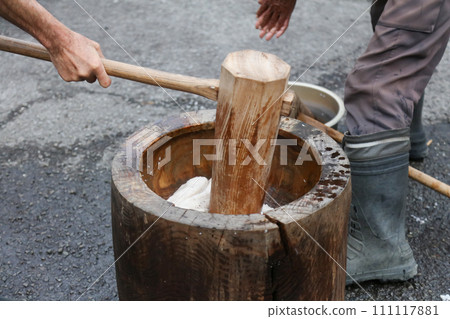 Making mochi 111117881