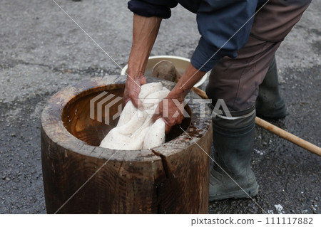 Making mochi 111117882