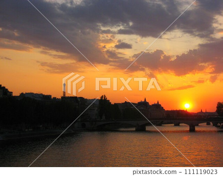 Sunset over the Seine River in Paris, France 111119023