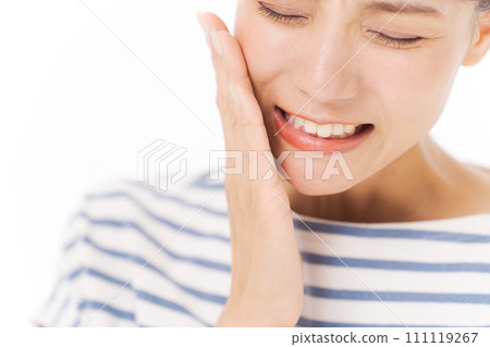 woman suffering from tooth decay woman suffering from tooth decay 111119267