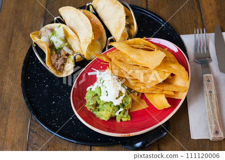Guacamole with nachos and tacos 111120006