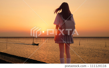 女孩看著堤岸上的夕陽和歸港的漁船。真人與AI生成的結合。(重點是夕陽和海草棚。) 女孩看著堤岸上的夕陽和歸港的漁船。真人與AI生成的結合。(重點是夕陽和海草棚。) 111120116