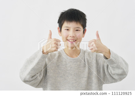 一個男孩用雙手給一個好兆頭，白色背景 111120925