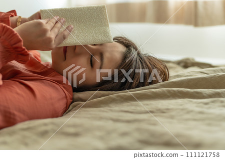20多歲、30多歲女性的室內人像攝影。 20多歲、30多歲女性的室內人像攝影。 111121758