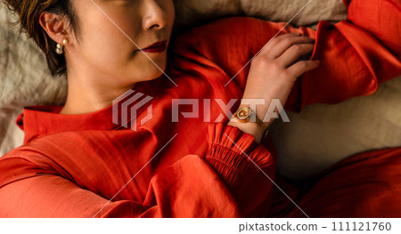 Indoor portrait photography of women in their 20s and 30s. 111121760