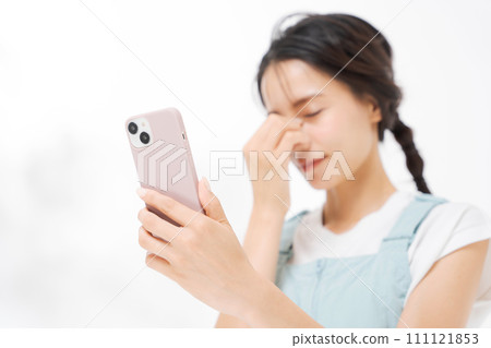 在她二十多歲的女人看著智能手機 111121853