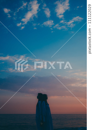 一位年輕女子在雲海中觀賞日落的剪影 一位年輕女子在雲海中觀賞日落的剪影 111122029