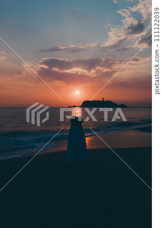 一位年輕女子在雲海中觀賞日落的剪影 111122039