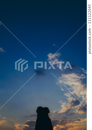 一位年輕女子在雲海中觀賞日落的剪影 一位年輕女子在雲海中觀賞日落的剪影 111122045