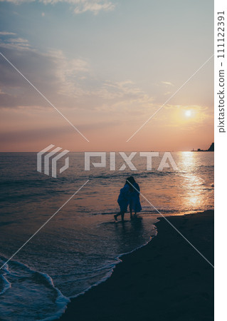 一位年輕女子在雲海中觀賞日落的剪影 111122391