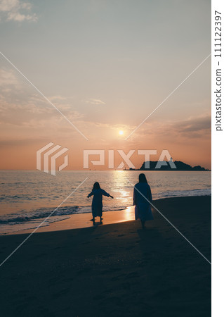 一位年輕女子在雲海中觀賞日落的剪影 111122397
