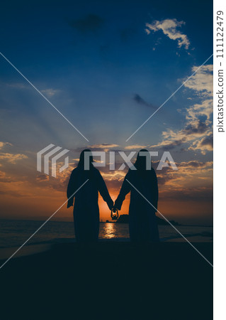 夕陽背景下提著燈籠的年輕女子的剪影 111122479