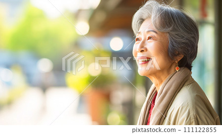 一位高級女性的側面，一位微笑的日本老人的特寫 111122855