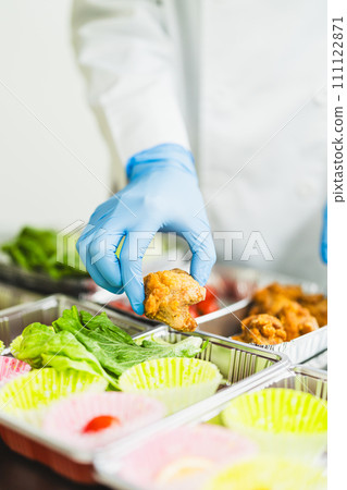 年輕女子在食品工廠包裝配菜，不露面 111122871