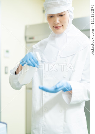 食品經理使用消毒噴霧 111122873