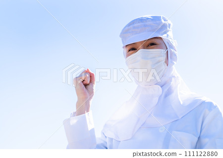 一位在食品工廠工作的年輕女子揮舞著拳頭 111122880