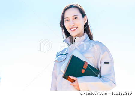 一位穿著工作服的年輕女工程師充滿希望 一位穿著工作服的年輕女工程師充滿希望 111122889