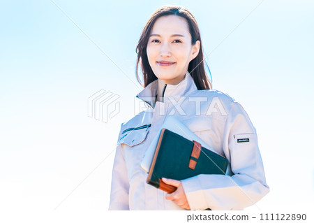 一位穿著工作服的年輕女工程師充滿希望 一位穿著工作服的年輕女工程師充滿希望 111122890