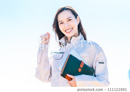 女工程師揮舞著充滿希望的拳頭 111122891