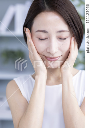 Beautiful woman Beautiful woman 111123066