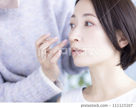 美麗的模特兒正在化妝 111123107