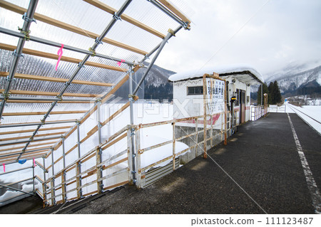 Snow-protected stairs at Ugo Nagatoro Station on the Akita Nairiku Line in winter 111123487