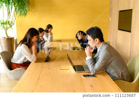 休閒商務人士開會 休閒商務人士開會 111123687