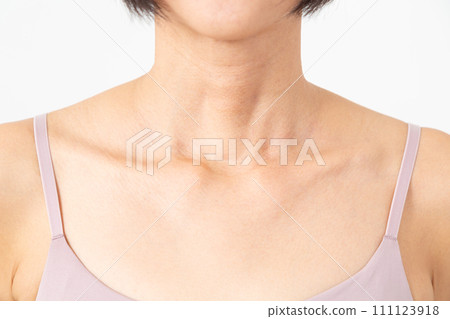 中年婦女胸部和頸部 111123918