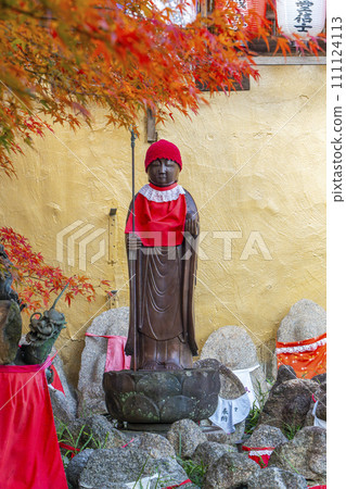 Kyoto Injunji Temple (Senbon Enma-do) Many Jizo and autumn leaves behind the main hall 111124113