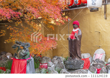 Kyoto Injunji Temple (Senbon Enma-do) Many Jizo and autumn leaves behind the main hall Kyoto Injunji Temple (Senbon Enma-do) Many Jizo and autumn leaves behind the main hall 111124119