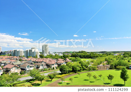 Blue sky and city scenery 111124299