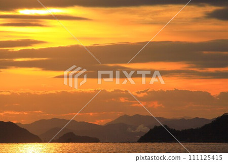 The sea dyed by the setting sun The sea dyed by the setting sun 111125415