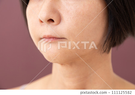 Middle women skin care image Middle women skin care image 111125582