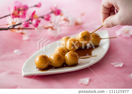 Mitarashi dumpling  111125977