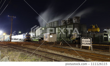 神奈川臨海鐵道(川崎市)末廣町站貨場附近工廠的夜景和即將出發的貨運列車 神奈川臨海鐵道(川崎市)末廣町站貨場附近工廠的夜景和即將出發的貨運列車 111126115
