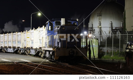 神奈川臨海鐵道（川崎市）末廣町站貨場附近工廠的夜景和即將出發的貨運列車 111126163