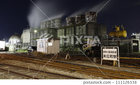 神奈川臨海鐵道末廣町站貨場附近的工廠夜景（川崎市） 111126338