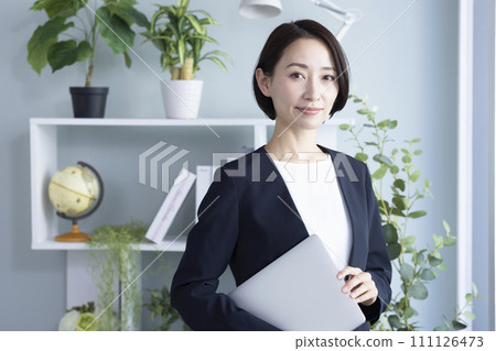 Beautiful working woman Beautiful working woman 111126473