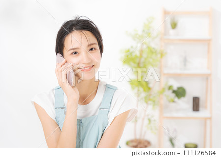 Woman in her twenties looking at a smartphone 111126584