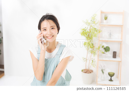 Woman in her twenties looking at a smartphone 111126585