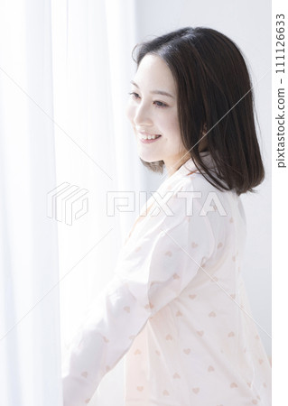 穿著睡衣的清爽女人 111126633