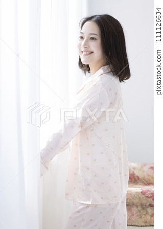 穿著睡衣的清爽女人 111126634