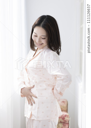 穿著睡衣的苗條女人 111126637