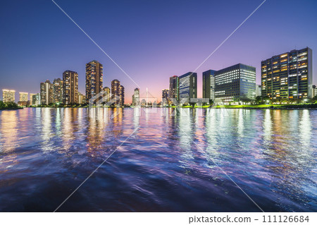 Urban sunset view of tower apartment complex along Sumida River [Chuo-ku, Tokyo] 111126684