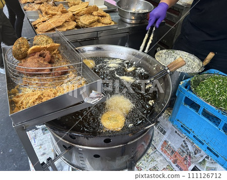 拍攝賣傳統美食的攤販正在油炸蚵仔嗲 拍攝賣傳統美食的攤販正在油炸蚵仔嗲 111126712