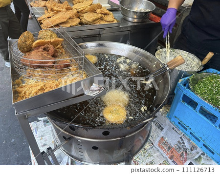 拍攝賣傳統美食的攤販正在油炸蚵仔嗲 拍攝賣傳統美食的攤販正在油炸蚵仔嗲 111126713