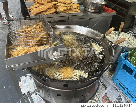 拍攝賣傳統美食的攤販正在油炸蚵仔嗲 拍攝賣傳統美食的攤販正在油炸蚵仔嗲 111126714